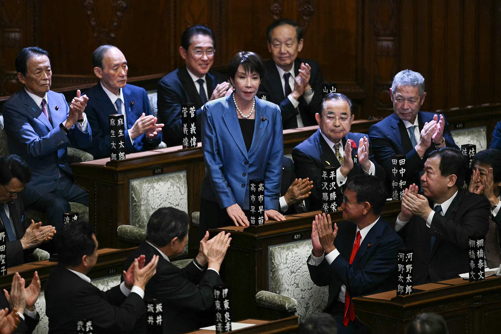 三度叩门、终掌相印，64岁高市早苗成日本首位女首相