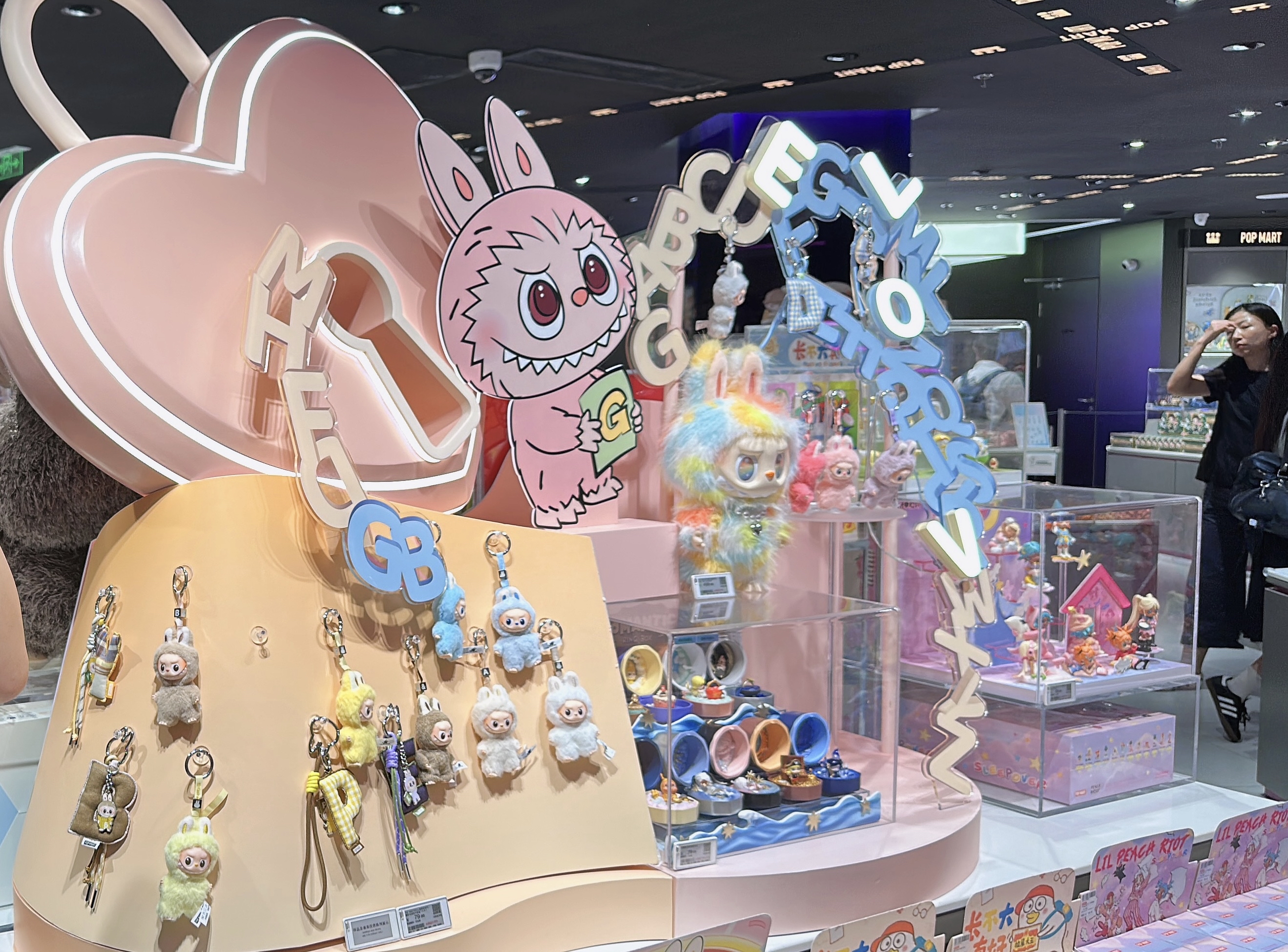 LABUBU部分旧款被亏本出售；迷你版开售1分钟即售罄，价格已炒至翻倍