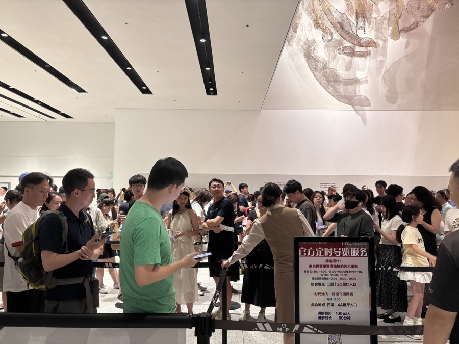 晚9点,浦东美术馆“深夜专场”观众开始入场。阮佳雯 摄