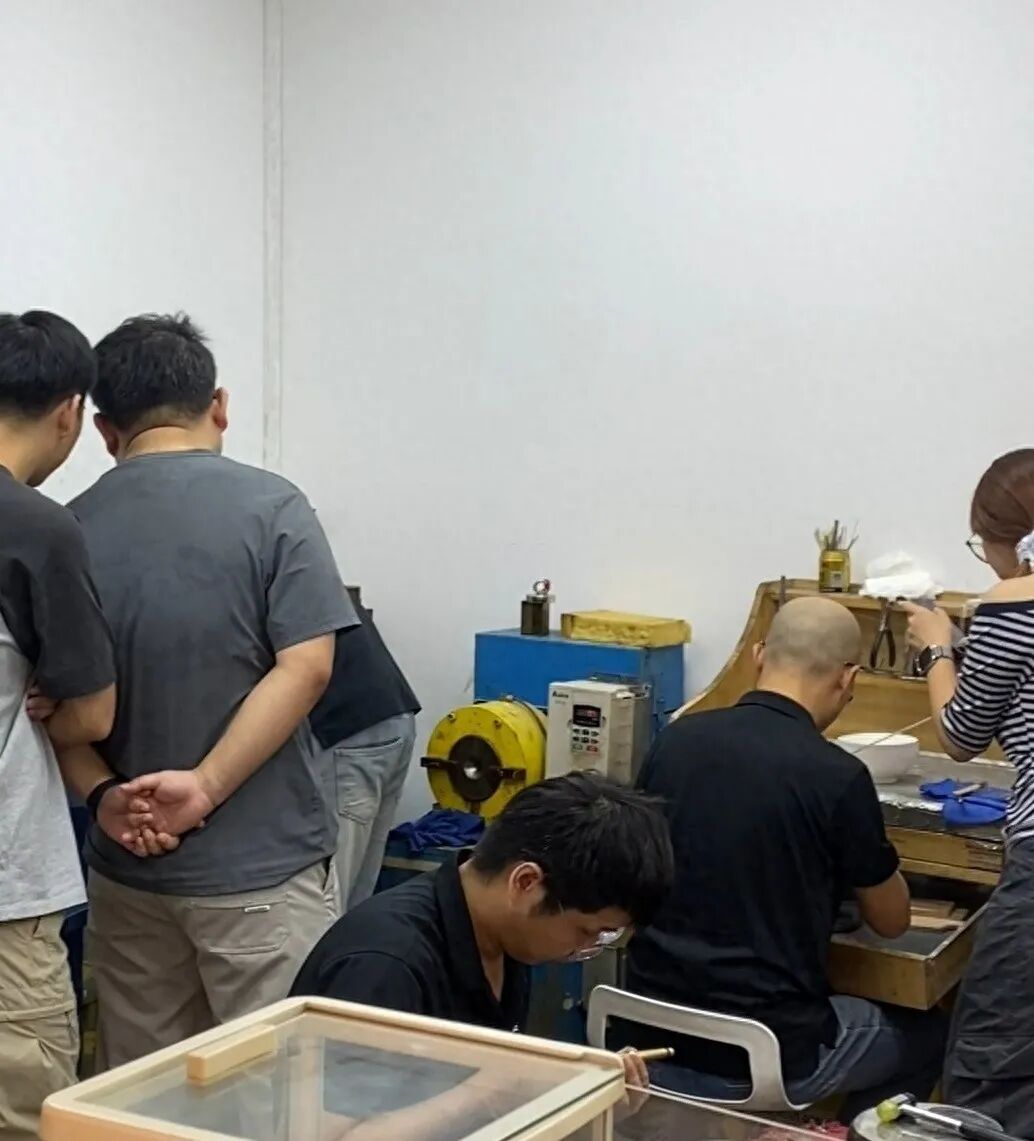 100克金条10万元，业内提醒！有新人结婚用“金包银”当平替省5万，有人用旧金翻新款式