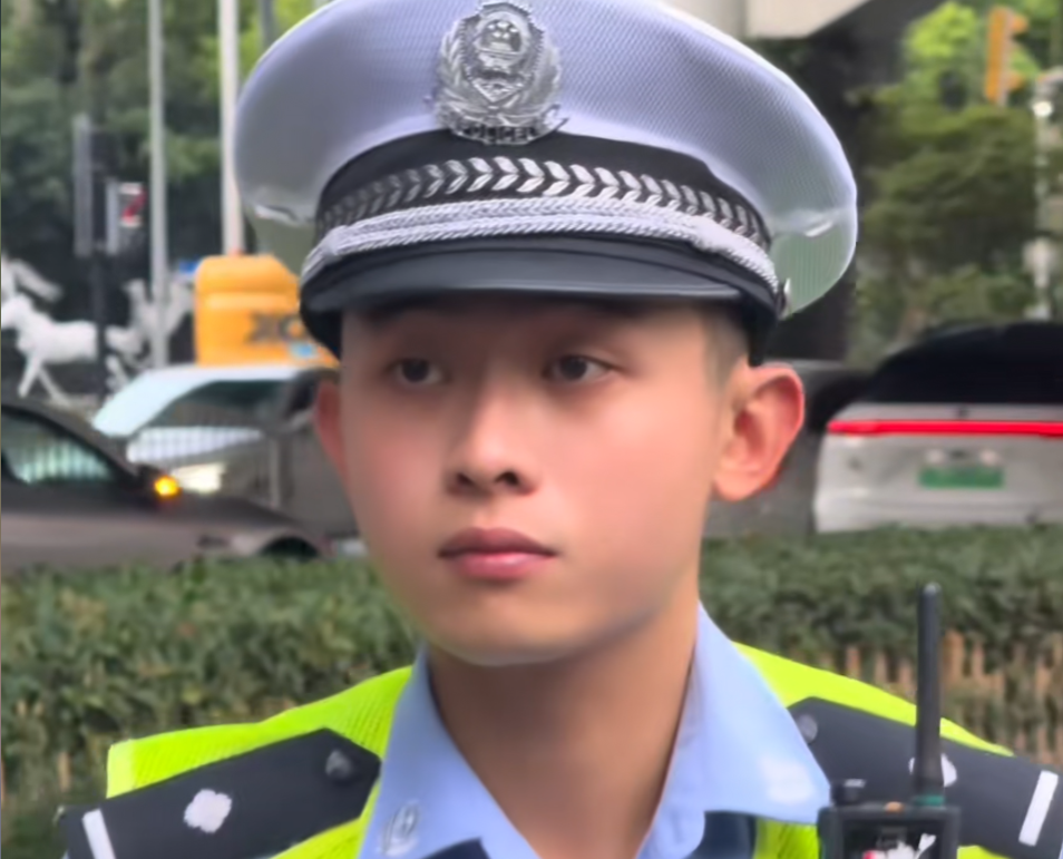 DƬ
