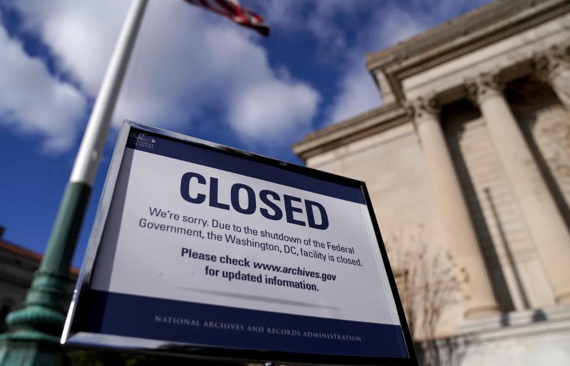 美国政府“停摆”首日：数十万雇员停薪游客吃“闭门羹