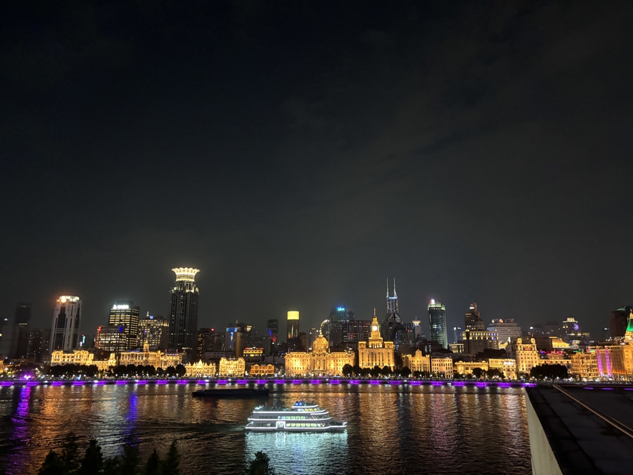 晚9点,从浦东美术馆顶楼露台望浦江夜景。阮佳雯 摄