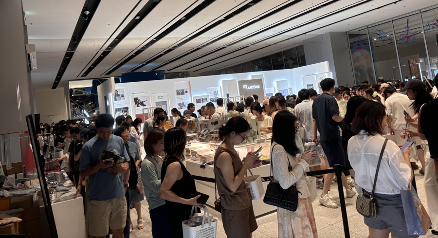 晚9点10分,文创商店大排长龙。阮佳雯 摄