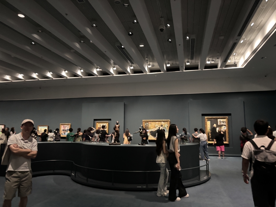 晚10点,展厅内。阮佳雯 摄